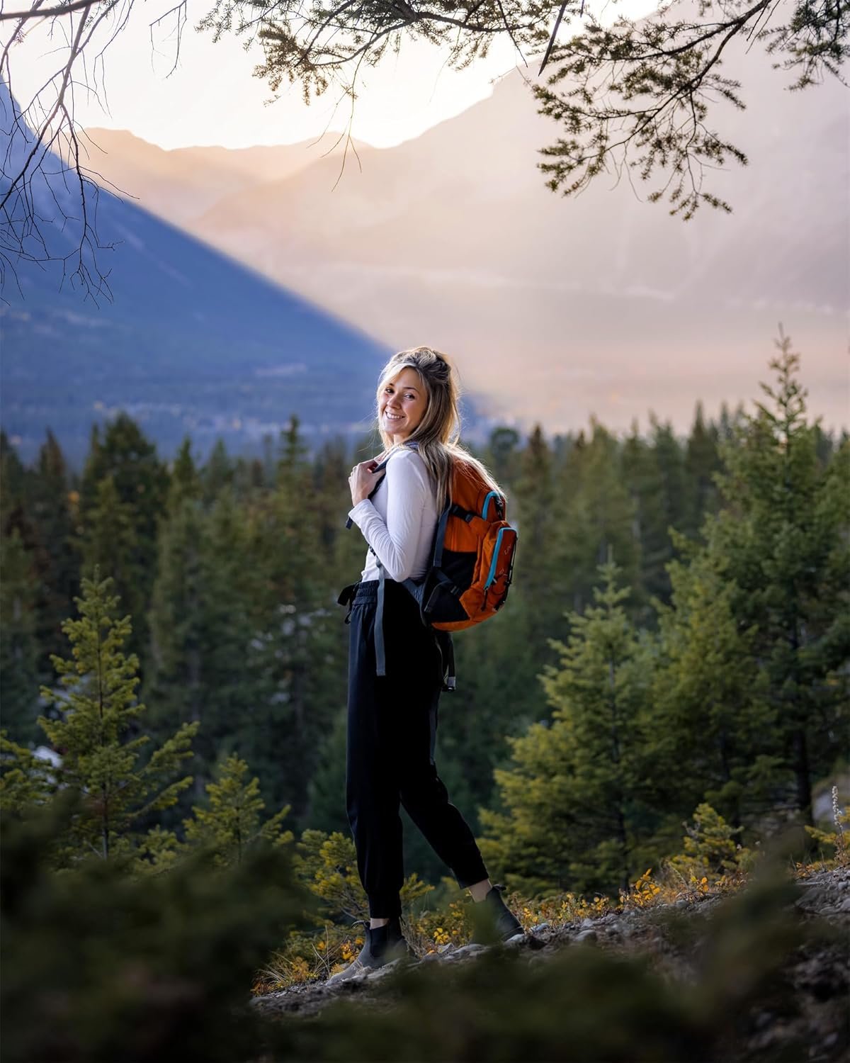 Everfun Hydration Backpack 18L with Water Bladder 2L/3L Hiking Water Backpack Women Men Hydration Pack Insulated Lightweight Day Hydropack with Storage for Hiking, Biking, Running, Festival